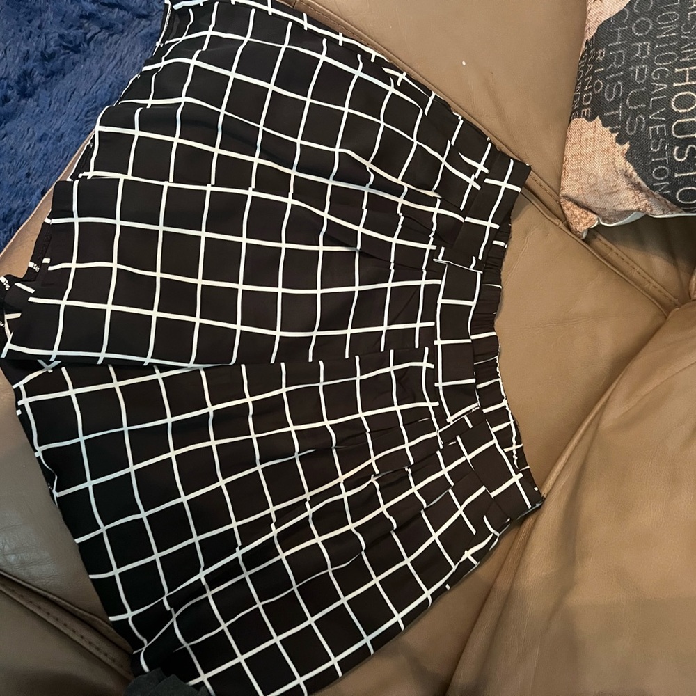 Chic Black and White Grid Pattern Shorts